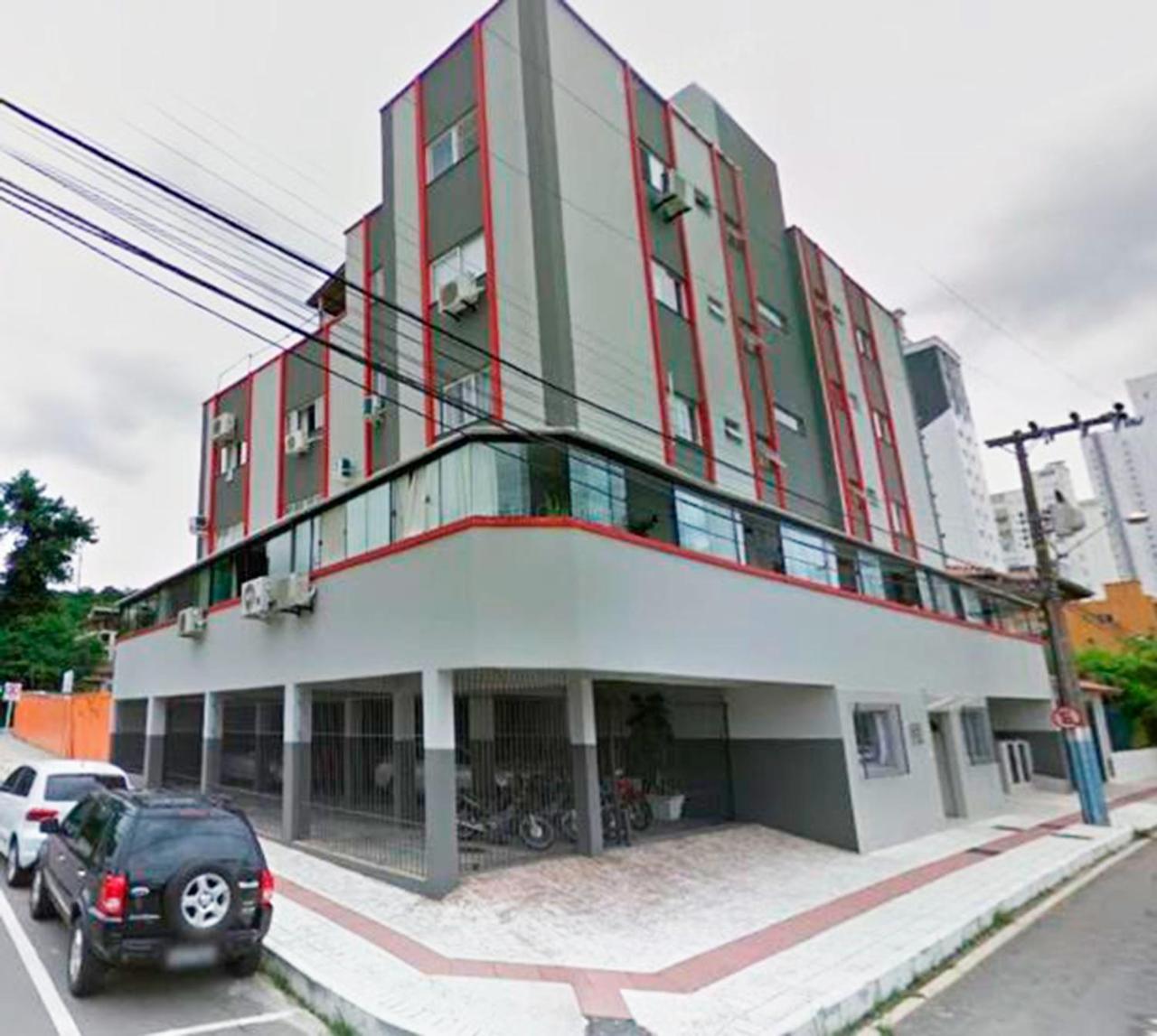 Apartment Com Varanda Ampla, Garagem Rotativa, A Poucos Metro Da *